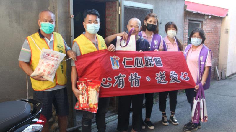 重阳敬老，关怀弱势老人，送爱心
