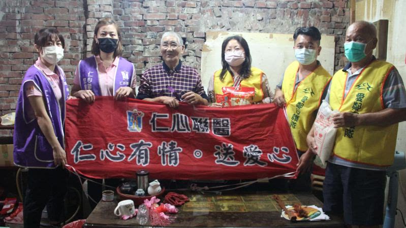 重阳敬老，关怀弱势老人，送爱心