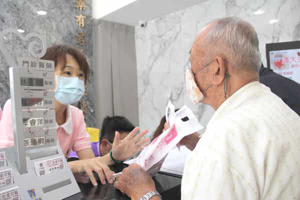 台中崇德仁心堂中医诊所医师诊治照片