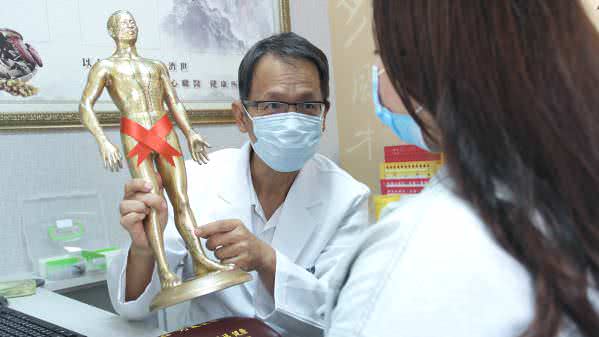台中崇德仁心堂中医诊所医师诊治照片
